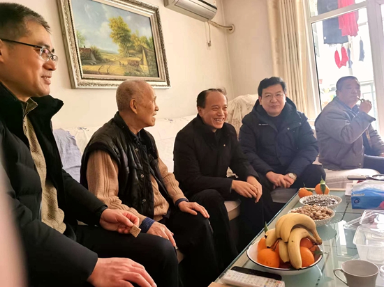 慰問(wèn)老干部2_副本.jpg